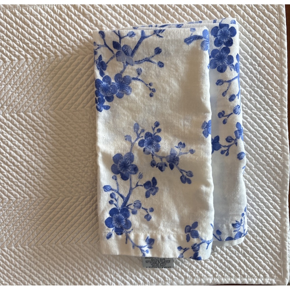 Williams Sonoma Placemats 2 white quilted and 2 cotton napkins floral
